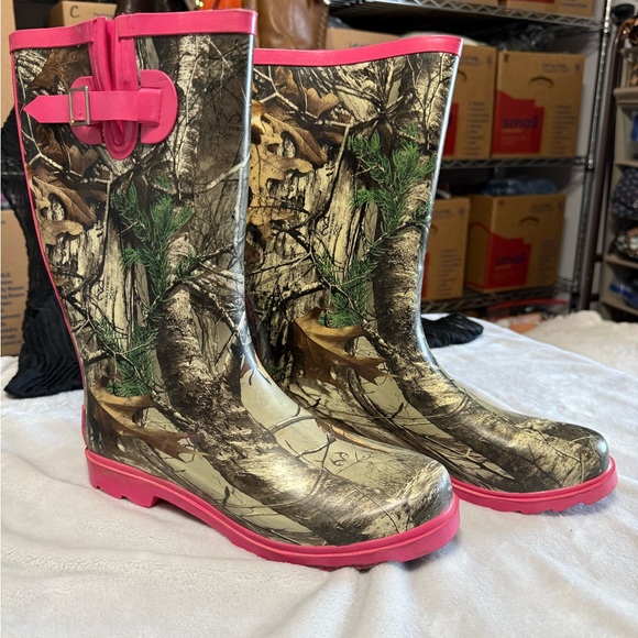 Camo Rain Boots with Pink Accents - Picture 6 of 6